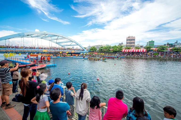 Crowds line both banks of a river at Fuxing, Changhua, watching dragon boats at the start of a race during the 2015 Lukang Dragon Boat Festival.